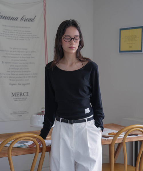 DEHEVE（デヘヴェ）の「Slim U-neck Long Sleeve [Black]（Tシャツ/カットソー・レディース・ブラック・FREE）」の5枚目の写真