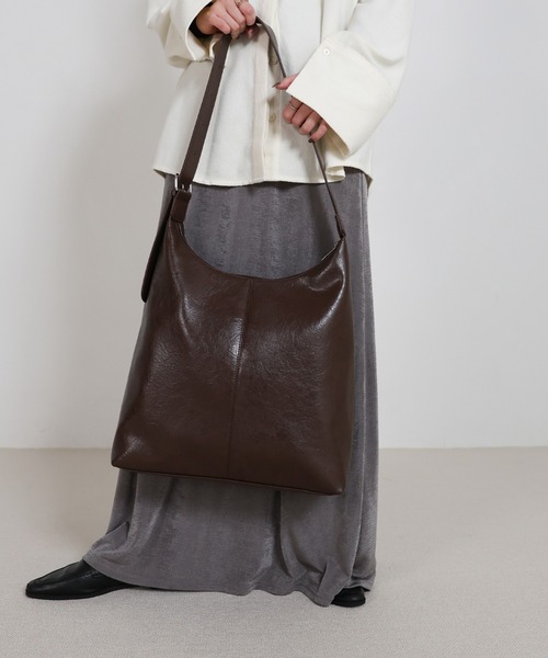 select MOCA（セレクトモカ）の「フェイクレザービッグホーボーバッグ（ショルダーバッグ・レディース・ブラウン/ブラック・FREE）」の7枚目の写真