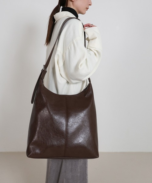 select MOCA（セレクトモカ）の「フェイクレザービッグホーボーバッグ（ショルダーバッグ・レディース・ブラウン/ブラック・FREE）」の3枚目の写真