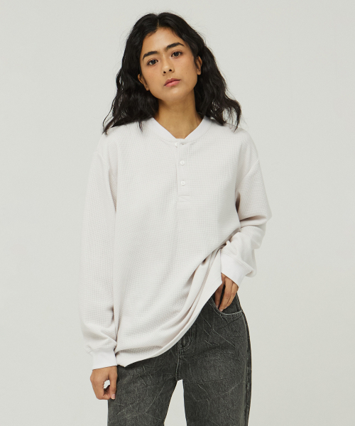 MAGOODGAN（メックウッドガン）の「スウェグバー3562 ワッフルヘンリーネックオーバーサイズブラック長袖Tシャツ（Tシャツ/カットソー・レディース・その他・SMALL/MEDIUM/LARGE）」の5枚目の写真