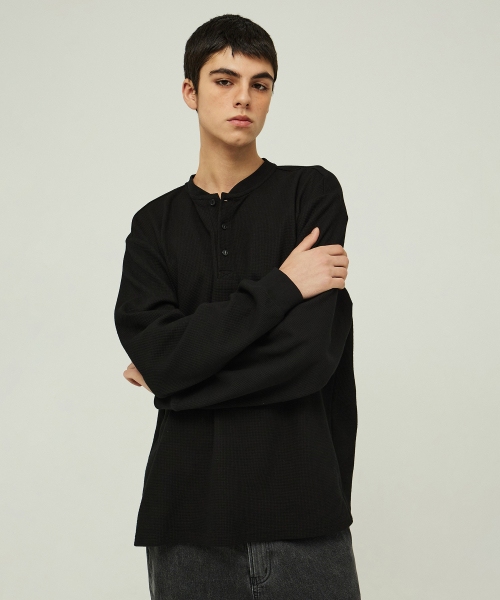 MAGOODGAN（メックウッドガン）の「スウェグバー3562 ワッフルヘンリーネックオーバーサイズブラック長袖Tシャツ（Tシャツ/カットソー・レディース・その他・SMALL/MEDIUM/LARGE）」の2枚目の写真