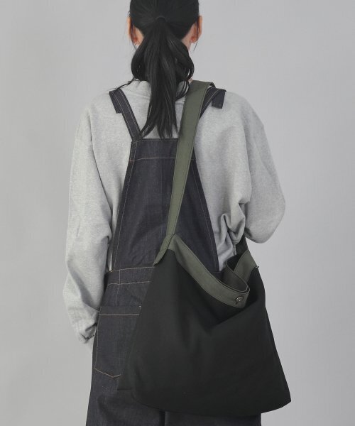 SAINTCREW(セントクルー)の「ミニマルビッグサイズクロスバッグ MBC-121 カーキブラック(メッセンジャーバッグ・メンズ・その他・フリー)」の3枚目の写真
