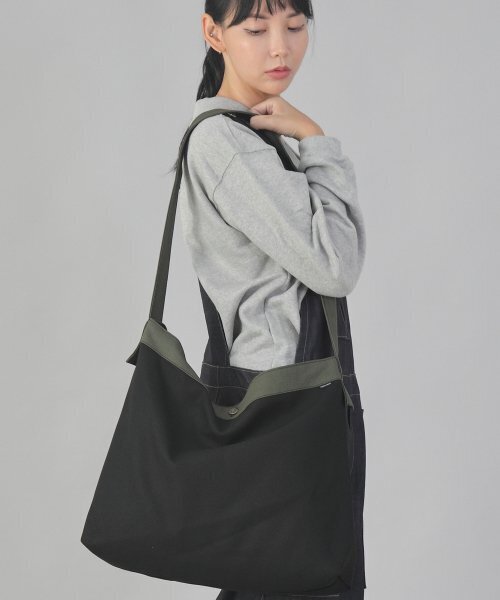 SAINTCREW(セントクルー)の「ミニマルビッグサイズクロスバッグ MBC-121 カーキブラック(メッセンジャーバッグ・メンズ・その他・フリー)」の4枚目の写真