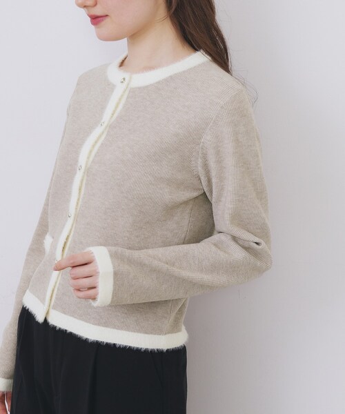 index(インデックス)の「フェザーバイカラークルーネックカーディガン【洗濯機OK】(カーディガン/ボレロ・レディース・ブラック系4/ホワイト系7/ベージュ系その他7/サックスブルー系4・36/38/40/42)」の17枚目の写真