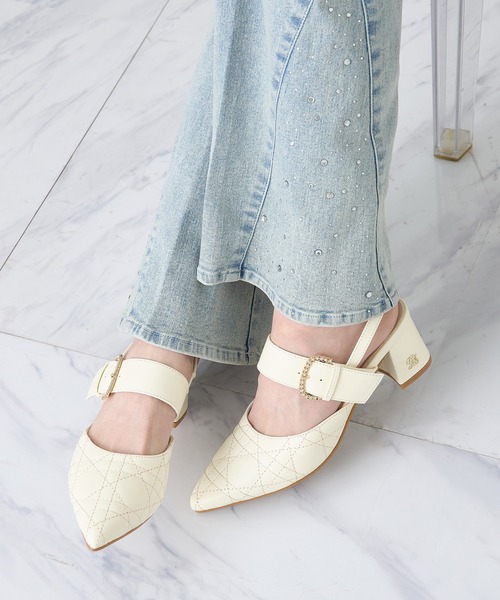 one after another NICE CLAUP（ワンアフターアナザーナイスクラップ）の「ビジューバックルキルティングミュール（パンプス・レディース・アイボリー/ブラック/ピンク・S/M/L）」の2枚目の写真