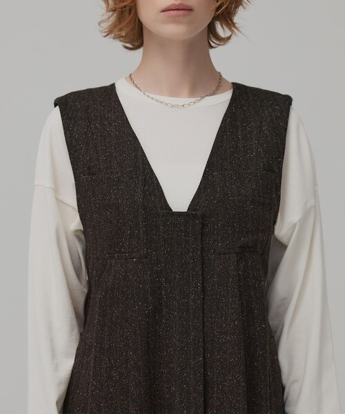 PUBLIC TOKYO(パブリックトウキョウ)の「Vネックジャンパースカート(ジャンパースカート・レディース・ブラック/ブラウン・2/1)」の16枚目の写真