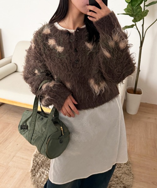 MUHET（ミュエータ）の「shaggy flower henry neck knit / シャギー花柄ヘンリーニット（ニット/セーター・レディース・ブラウン/チャコールグレー・FREE）」の2枚目の写真