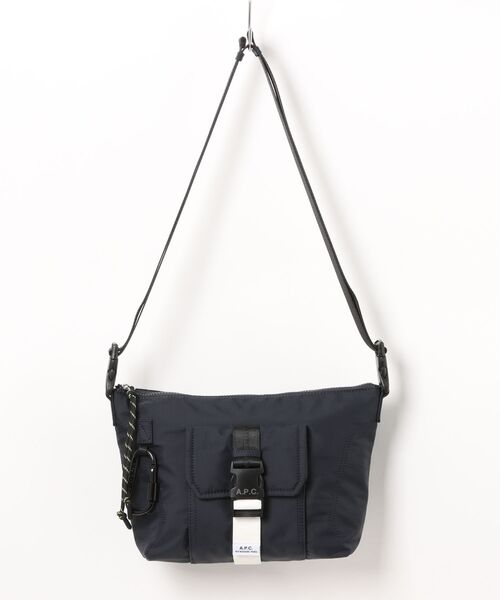 A.P.C.(アーペーセー)の「BESACE TREK(ボディバッグ/ウエストポーチ・メンズ・ブラック/ネイビー・ONESIZE)」の2枚目の写真