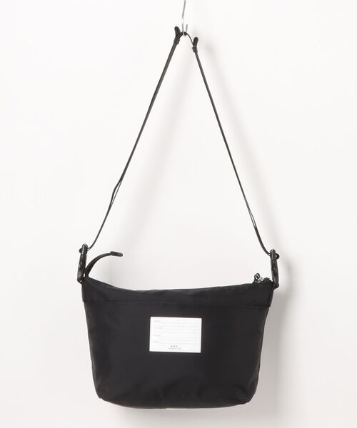 A.P.C.(アーペーセー)の「BESACE TREK(ボディバッグ/ウエストポーチ・メンズ・ブラック/ネイビー・ONESIZE)」の4枚目の写真