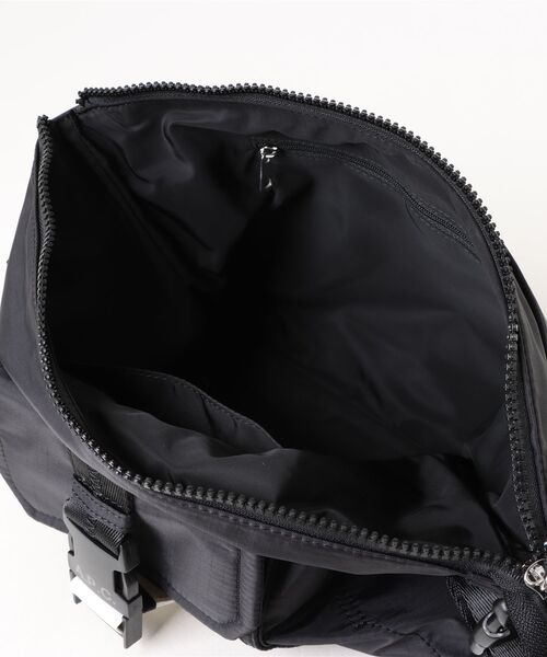 A.P.C.(アーペーセー)の「BESACE TREK(ボディバッグ/ウエストポーチ・メンズ・ブラック/ネイビー・ONESIZE)」の6枚目の写真