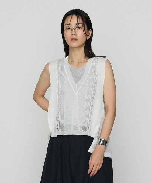 Gabardine K.T（ギャバジンケーティー）の「ハイグレードラミー シアー×ラメレースベスト（ベスト・レディース・ホワイト/ブラック・9号）」の2枚目の写真
