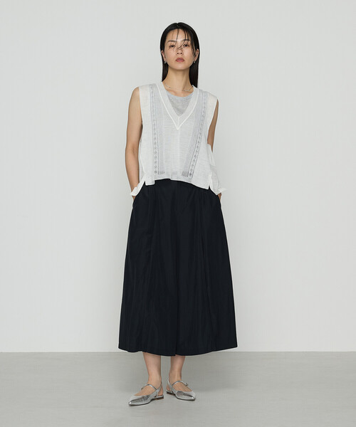 Gabardine K.T（ギャバジンケーティー）の「ハイグレードラミー シアー×ラメレースベスト（ベスト・レディース・ホワイト/ブラック・9号）」の3枚目の写真