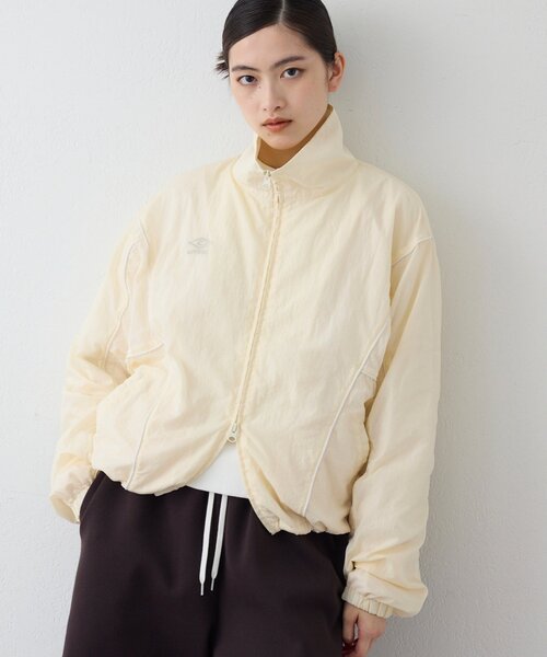 UMBRO(アンブロ)の「【umbro×Whim Gazette】 スタンドカラーブルゾン/セットアップ可(ブルゾン・レディース・ライトベージュ/グレー/ホワイト系その他・FREE)」の16枚目の写真