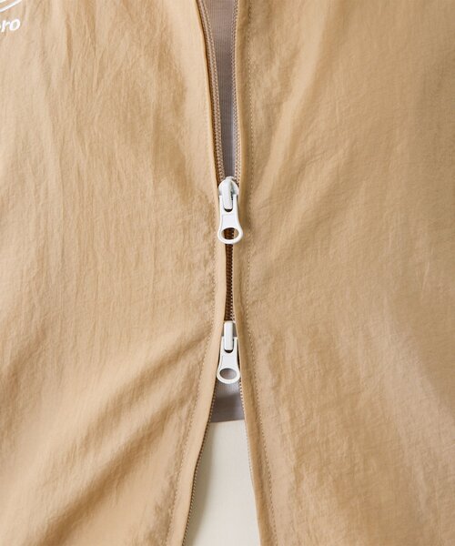 UMBRO（アンブロ）の「【umbro×Whim Gazette】 スタンドカラーブルゾン（ブルゾン・レディース・ライトベージュ/グレー・FREE）」の11枚目の写真