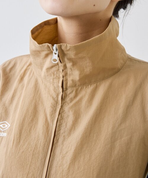UMBRO（アンブロ）の「【umbro×Whim Gazette】 スタンドカラーブルゾン（ブルゾン・レディース・ライトベージュ/グレー・FREE）」の8枚目の写真