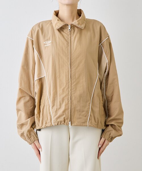 UMBRO（アンブロ）の「【umbro×Whim Gazette】 スタンドカラーブルゾン（ブルゾン・レディース・ライトベージュ/グレー・FREE）」の7枚目の写真