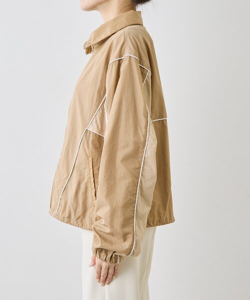 UMBRO（アンブロ）の「【umbro×Whim Gazette】 スタンドカラーブルゾン（ブルゾン・レディース・ライトベージュ/グレー・FREE）」の6枚目の写真