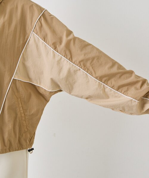 UMBRO（アンブロ）の「【umbro×Whim Gazette】 スタンドカラーブルゾン（ブルゾン・レディース・ライトベージュ/グレー・FREE）」の4枚目の写真