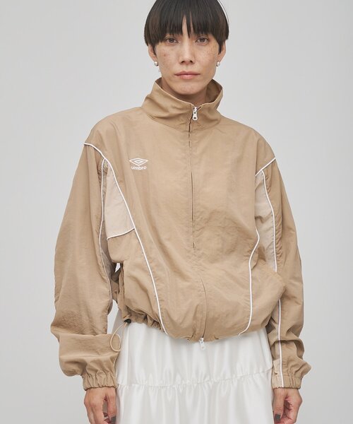 UMBRO(アンブロ)の「【umbro×Whim Gazette】 スタンドカラーブルゾン/セットアップ可(ブルゾン・レディース・ライトベージュ/グレー/ホワイト系その他・FREE)」の13枚目の写真