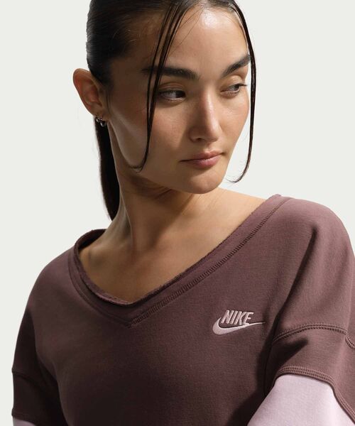 NIKE(ナイキ)の「ナイキ スポーツウェア クラブ フリース ウィメンズ オーバーサイズド Vネック スウェットシャツ / Nike Sportswear Club Fleece Women's Oversized V-Neck Sweatshirt IQ0085-503 Tattoo(スウェット・レディース・パープル系その他2・XL/L/XS/S/M)」の18枚目の写真