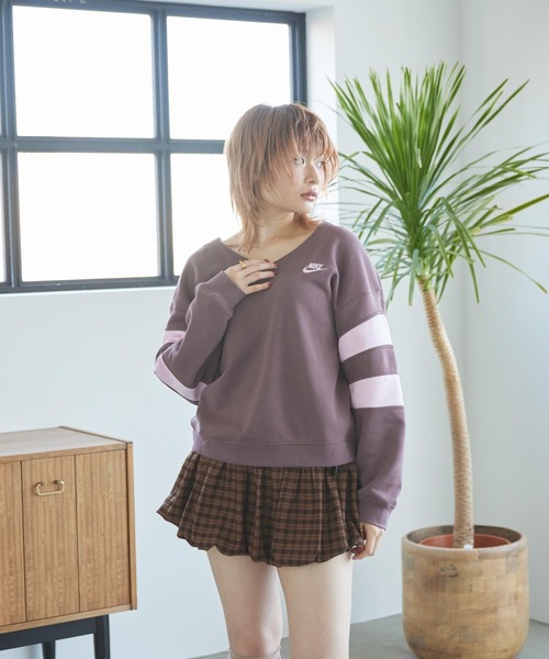 NIKE(ナイキ)の「ナイキ スポーツウェア クラブ フリース ウィメンズ オーバーサイズド Vネック スウェットシャツ / Nike Sportswear Club Fleece Women's Oversized V-Neck Sweatshirt IQ0085-503 Tattoo(スウェット・レディース・パープル系その他2・XL/L/XS/S/M)」の3枚目の写真