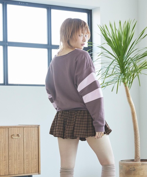 NIKE(ナイキ)の「ナイキ スポーツウェア クラブ フリース ウィメンズ オーバーサイズド Vネック スウェットシャツ / Nike Sportswear Club Fleece Women's Oversized V-Neck Sweatshirt IQ0085-503 Tattoo(スウェット・レディース・パープル系その他2・XL/L/XS/S/M)」の4枚目の写真