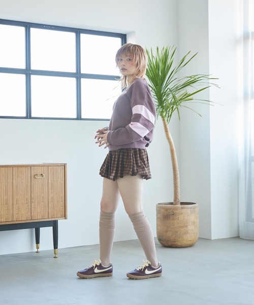 NIKE(ナイキ)の「ナイキ スポーツウェア クラブ フリース ウィメンズ オーバーサイズド Vネック スウェットシャツ / Nike Sportswear Club Fleece Women's Oversized V-Neck Sweatshirt IQ0085-503 Tattoo(スウェット・レディース・パープル系その他2・XL/L/XS/S/M)」の5枚目の写真