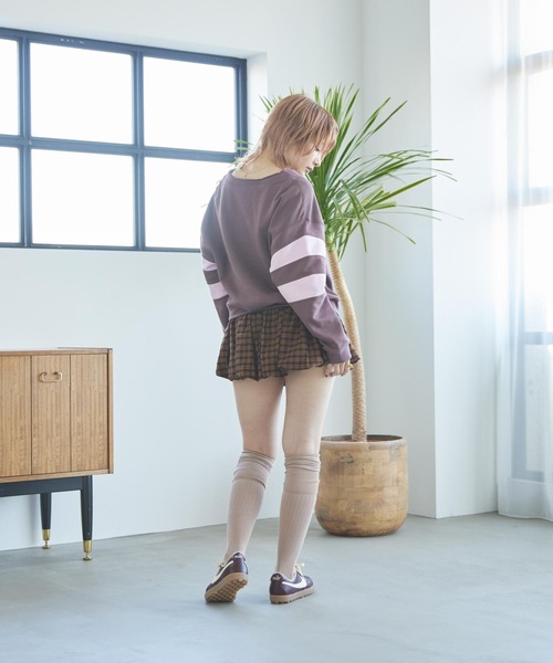 NIKE(ナイキ)の「ナイキ スポーツウェア クラブ フリース ウィメンズ オーバーサイズド Vネック スウェットシャツ / Nike Sportswear Club Fleece Women's Oversized V-Neck Sweatshirt IQ0085-503 Tattoo(スウェット・レディース・パープル系その他2・XL/L/XS/S/M)」の6枚目の写真