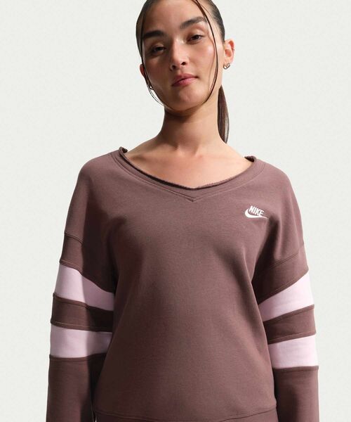 NIKE(ナイキ)の「ナイキ スポーツウェア クラブ フリース ウィメンズ オーバーサイズド Vネック スウェットシャツ / Nike Sportswear Club Fleece Women's Oversized V-Neck Sweatshirt IQ0085-503 Tattoo(スウェット・レディース・パープル系その他2・XL/L/XS/S/M)」の9枚目の写真