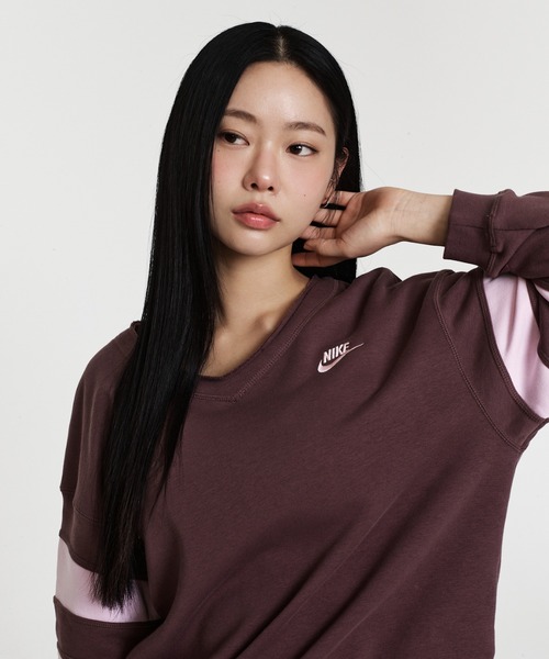 NIKE(ナイキ)の「ナイキ スポーツウェア クラブ フリース ウィメンズ オーバーサイズド Vネック スウェットシャツ / Nike Sportswear Club Fleece Women's Oversized V-Neck Sweatshirt IQ0085-503 Tattoo(スウェット・レディース・パープル系その他2・XL/L/XS/S/M)」の14枚目の写真