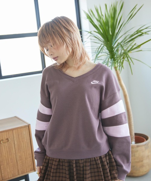 NIKE(ナイキ)の「ナイキ スポーツウェア クラブ フリース ウィメンズ オーバーサイズド Vネック スウェットシャツ / Nike Sportswear Club Fleece Women's Oversized V-Neck Sweatshirt IQ0085-503 Tattoo(スウェット・レディース・パープル系その他2・XL/L/XS/S/M)」の15枚目の写真