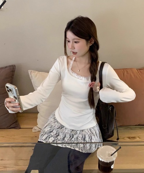 Ritzy(リッツィー)の「レースレイヤード風 フェミニンロングスリーブトップス(Tシャツ/カットソー・レディース・ホワイト・M/L)」の5枚目の写真
