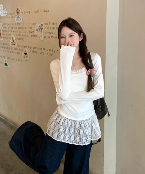 Ritzy(リッツィー)の「レースレイヤード風 フェミニンロングスリーブトップス(Tシャツ/カットソー・レディース・ホワイト・M/L)」の6枚目の写真