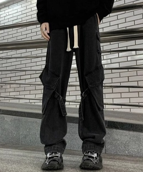 SHIBUYA Zy.（シブヤジー）の「SHADOW GRAVITYストラップ付き加工カーゴデニムパンツ（デニムパンツ・メンズ・サックスブルー/ダークグレー・L/M/S）」の2枚目の写真