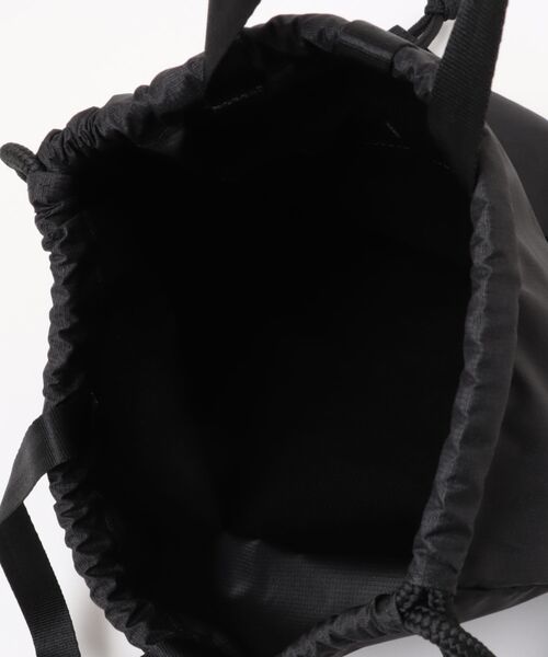 NEW ERA(ニューエラ)の「NEW ERA/ニューエラ デイサック 150D NEW ERAロゴ ブラック リフレクトシルバー/ブラック 21L 14750913/14750914(バックパック/リュック・メンズ・ブラック系その他2/ブラック系その他・FREE)」の18枚目の写真