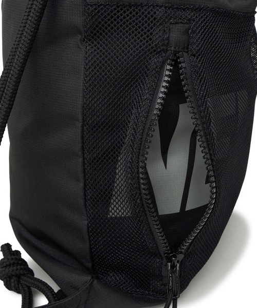 NEW ERA(ニューエラ)の「NEW ERA/ニューエラ デイサック 150D NEW ERAロゴ ブラック リフレクトシルバー/ブラック 21L 14750913/14750914(バックパック/リュック・メンズ・ブラック系その他2/ブラック系その他・FREE)」の9枚目の写真