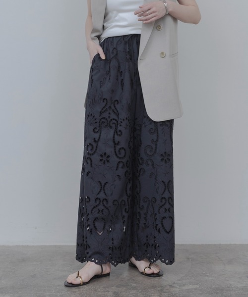 Eimee Law（エイミーロウ）の「エンブロイダリー パネルレースパンツ（その他パンツ・レディース・ブラック/オフホワイト・FREE）」の2枚目の写真