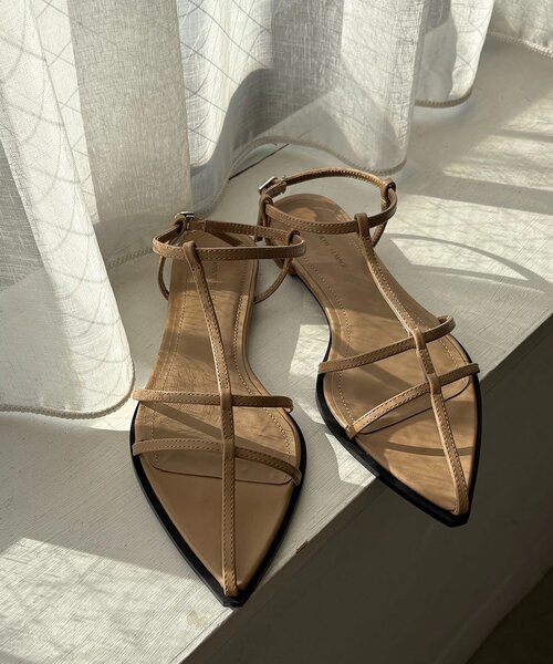 CAPRICIEUX LE'MAGE（カプリシューレマージュ）の「Tストラップサンダル（サンダル・レディース・ブラック/ベージュ・37/36/38）」の2枚目の写真
