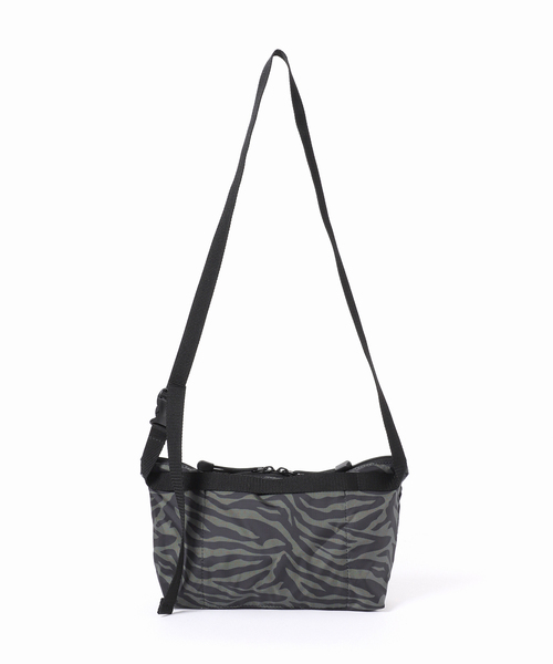 journal standard L'essage（ジャーナルスタンダードレサージュ）の「【BAGS IN PROGRESS】Fannypack Crossbody J：ショルダーバッグ（ショルダーバッグ・レディース・カーキ・FREE）」の2枚目の写真