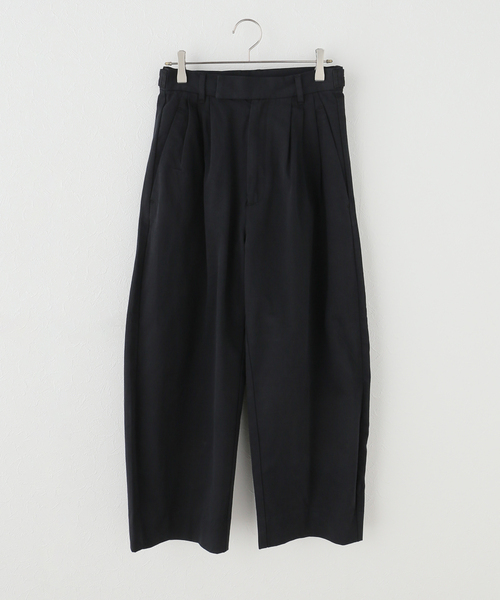 Spick & Span(スピックアンドスパン)の「コットンサテンタックカーブパンツ(スラックス・レディース・アイボリー/ブラック・38/36)」の1枚目の写真