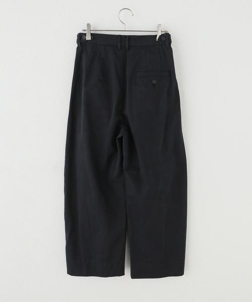 Spick & Span(スピックアンドスパン)の「コットンサテンタックカーブパンツ(スラックス・レディース・アイボリー/ブラック・38/36)」の17枚目の写真