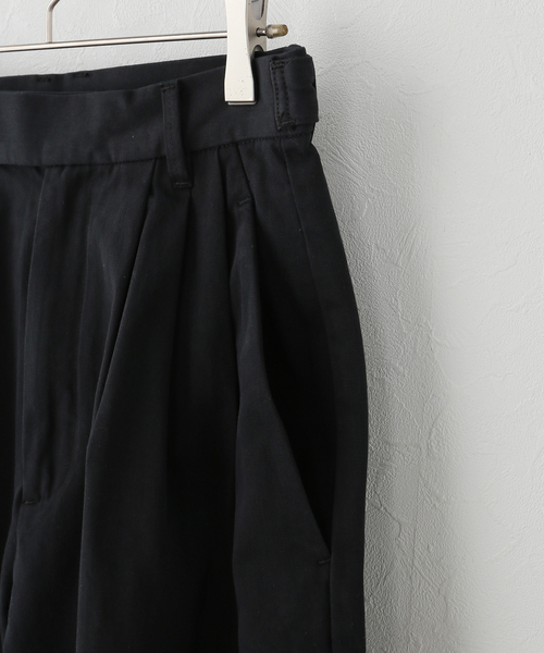 Spick & Span(スピックアンドスパン)の「コットンサテンタックカーブパンツ(スラックス・レディース・アイボリー/ブラック・38/36)」の16枚目の写真