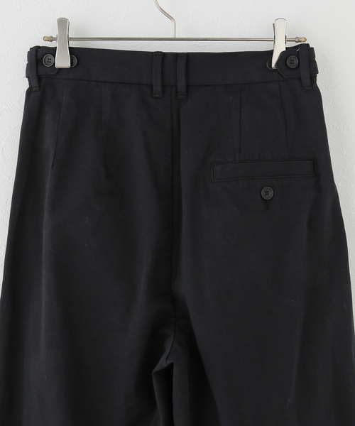 Spick & Span(スピックアンドスパン)の「コットンサテンタックカーブパンツ(スラックス・レディース・アイボリー/ブラック・38/36)」の15枚目の写真