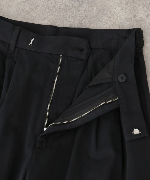 Spick & Span(スピックアンドスパン)の「コットンサテンタックカーブパンツ(スラックス・レディース・アイボリー/ブラック・38/36)」の11枚目の写真