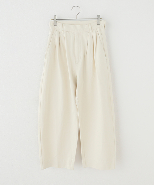 Spick & Span(スピックアンドスパン)の「コットンサテンタックカーブパンツ(スラックス・レディース・アイボリー/ブラック・38/36)」の7枚目の写真