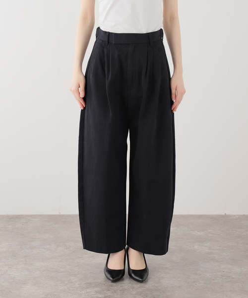 Spick & Span(スピックアンドスパン)の「コットンサテンタックカーブパンツ(スラックス・レディース・アイボリー/ブラック・38/36)」の5枚目の写真