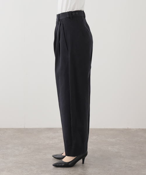 Spick & Span(スピックアンドスパン)の「コットンサテンタックカーブパンツ(スラックス・レディース・アイボリー/ブラック・38/36)」の4枚目の写真