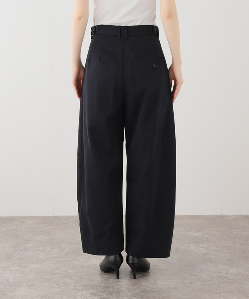 Spick & Span(スピックアンドスパン)の「コットンサテンタックカーブパンツ(スラックス・レディース・アイボリー/ブラック・38/36)」の3枚目の写真