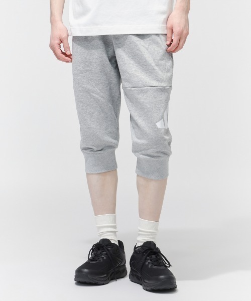 adidas(アディダス)の「【別注】アディダス adidas マストハブ レギュラーフィット フレンチテリー カフ付き裾 7分丈パンツ 限定コラボ(スウェットパンツ・メンズ・ブラック/グレー・LL/3L/S/M/L)」の1枚目の写真