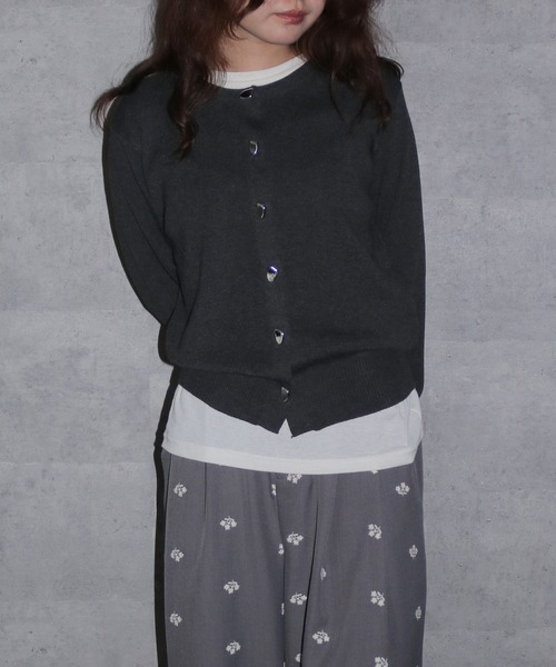 cheriella（シェリエラ）の「【cheriella】シルバーボタンニットカーディガン　SILVER BUTTON KNIT CARDIGAN（カーディガン/ボレロ・レディース・アイボリー/ベージュ/杢グレー/チャコールグレー・FREE）」の2枚目の写真